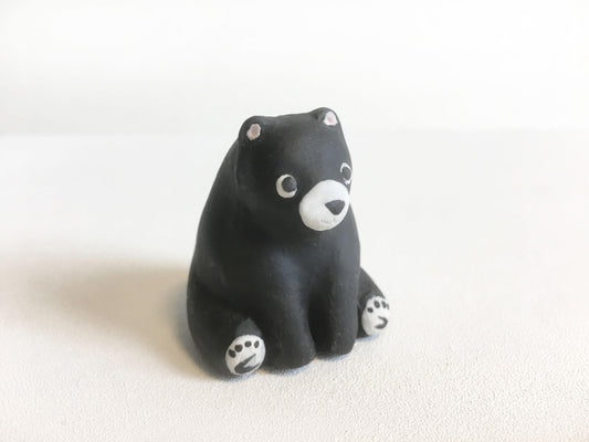 Pieni musta karhu, keraaminen minifiguuri