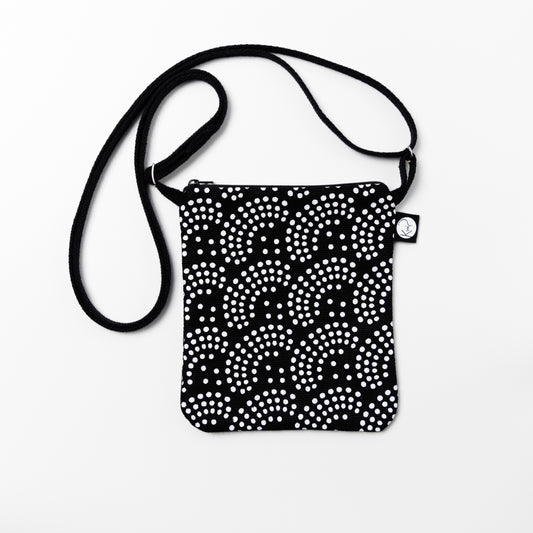 Kui designin Helmi-pikkulaukku, Väri musta-valkoinen.