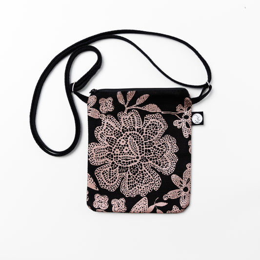 Kui designin Hulda-pikkulaukku. Pohjaväri musta, kuparin värisiä kukkia.