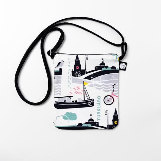 Kui designin Tälpual ja toispual-pikkulaukku. Pohjaväri valkoinen, Roosan värisiä Turku-aiheisia kuvia.