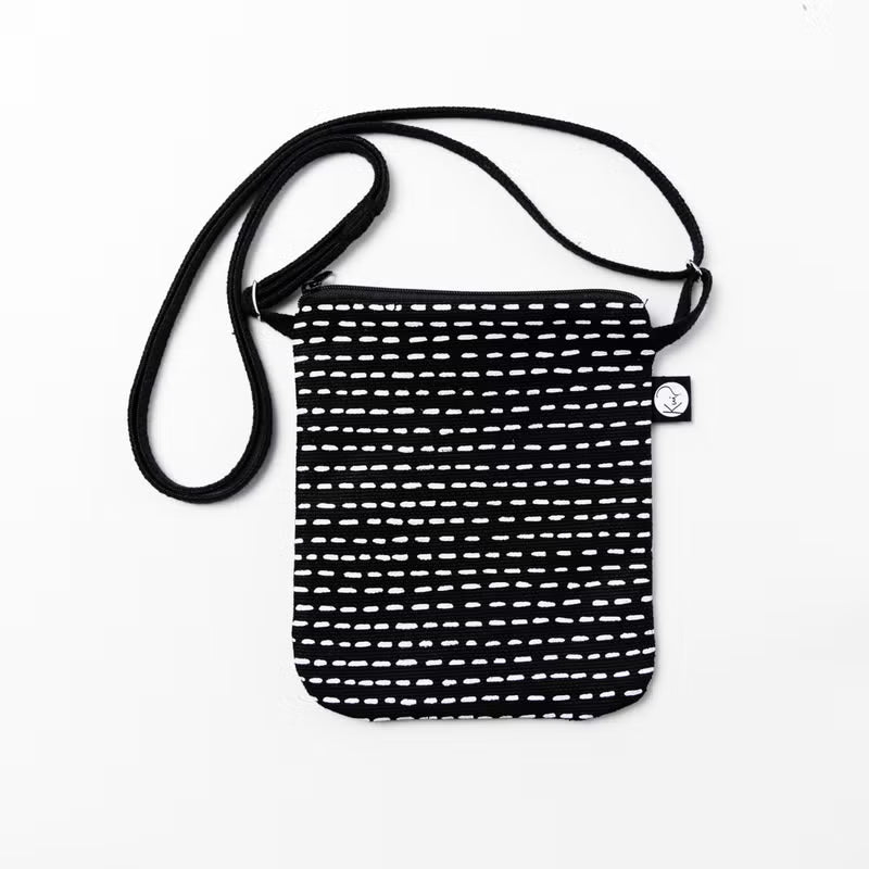 Kui Design Sashiko olkalaukku musta-valkoisena