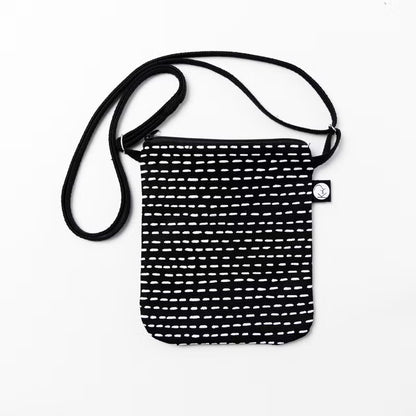 Kui Design Sashiko olkalaukku musta-valkoisena