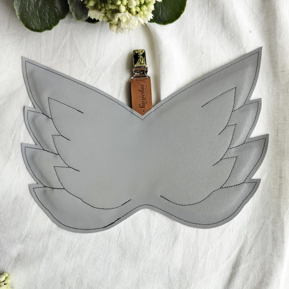 Isot heijastin siivet nahkaisella lenkillä.