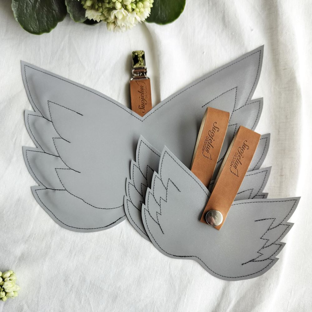 Heijastin siivet nahkaisella lenkillä.