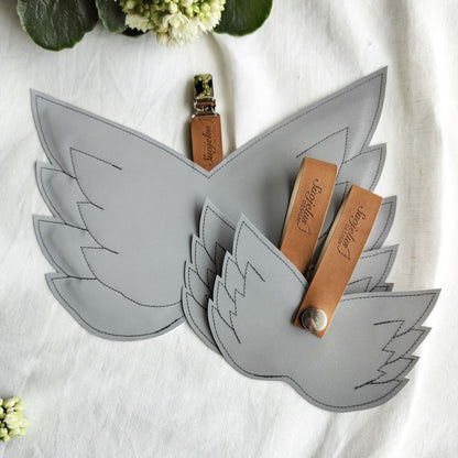 Heijastin siivet nahkaisella lenkillä.