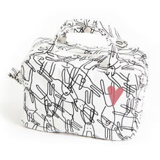 Kui designin Pupuset-toilettilaukku. Valkoinen pohjaväri, jossa musta pupu-kuosi ja pinkki sydän.