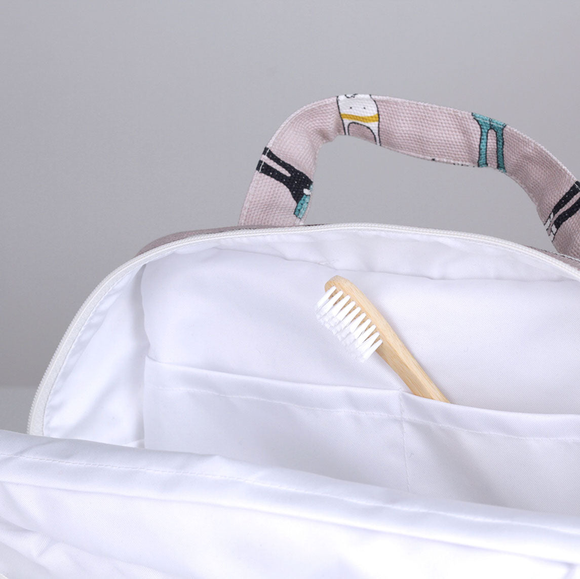 Toilettilaukun sisäpuolelta kuva. Laukussa sisätaskut.