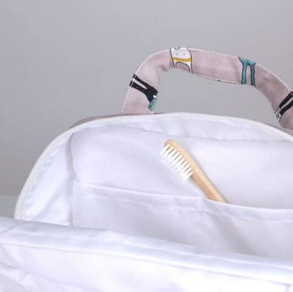 Toilettilaukun sisäpuolelta kuva. Laukussa sisätaskut.