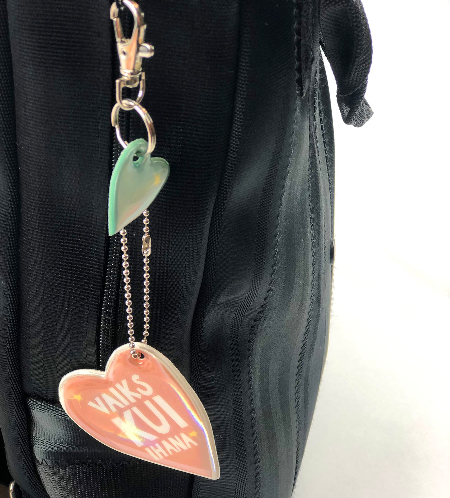 Kui designin Punainen Vaiks kui ihana-heijastin kiinnitettynä laukkuun. Sydämen muotoinen.