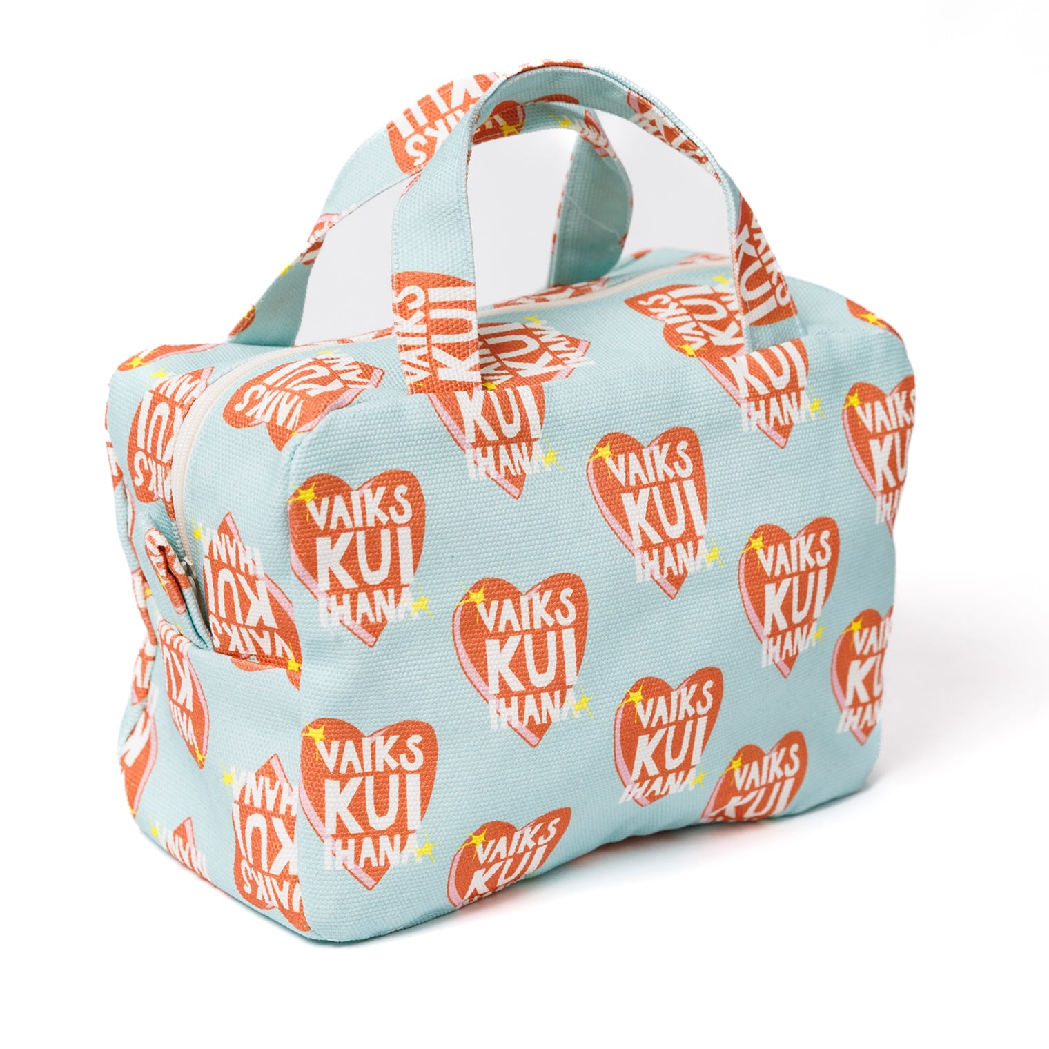 Kui designin Vaiks kui ihana-toilettilaukku. Vaalean sininen pohjaväri, jossa punainen sydän-kuosi ja Vaiks kui ihana -teksti.