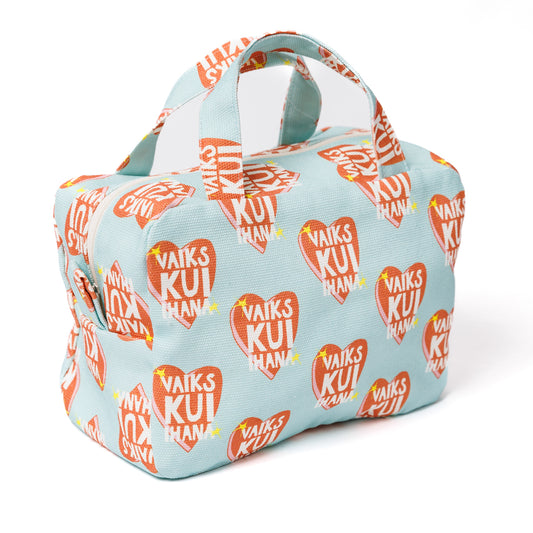 Kui designin Vaiks kui ihana-toilettilaukku. Vaalean sininen pohjaväri, jossa punainen sydän-kuosi ja Vaiks kui ihana -teksti.